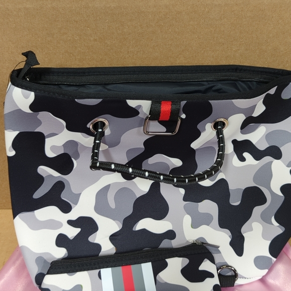 Grey Camo Neoprene Crossbody Purse Brand New - Picture 5 of 15